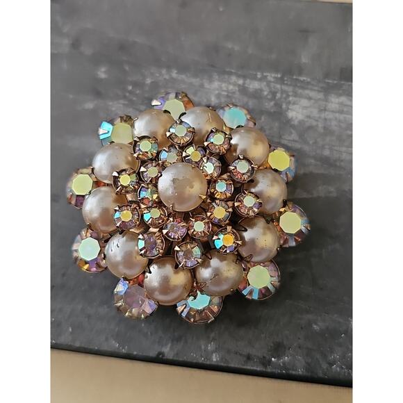 Vintage 1950s 60s Aurora Borealis Rhinestone Brooch Domed Cluster Pin Faux Pearl - Picture 4 of 7